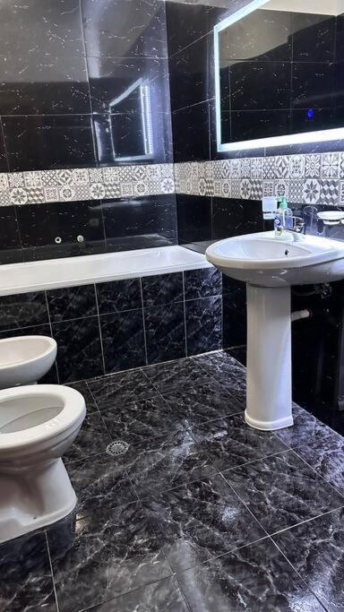 Super House Blloku - 3 Rooms تيرانا المظهر الخارجي الصورة